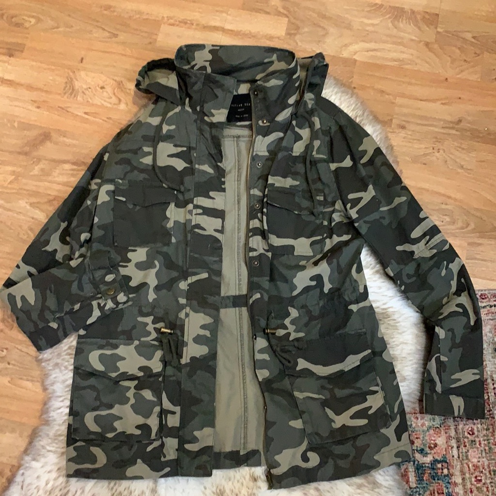 Camo Drawstring Jacket Sz Medium